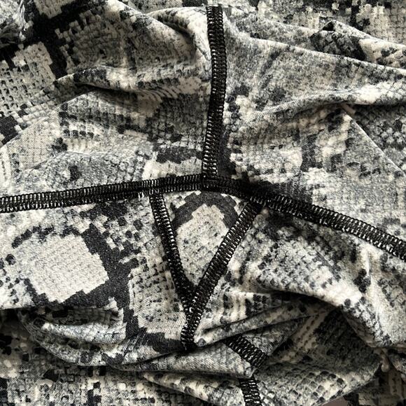 Victoria Sport Knockout grey snake print crop leggings Small - Picture 7 of 7